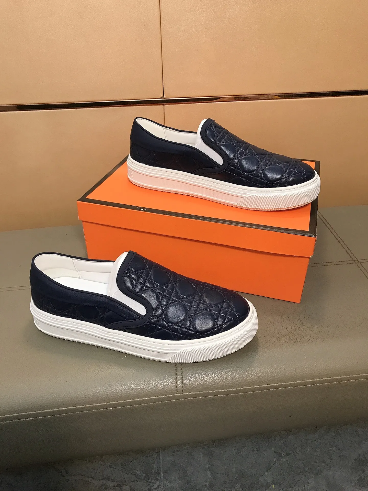 Factory price 400 🔥🔥 (Dior) new men's casual sports shoes 👣 Full of charm, luxury style gentleman's shoes Upper: Made of embossed cowhide imported from Italy, breathable leather lining. Brand wear-resistant soles; with classic logo💋The whole pair of shoes is fashionable and casual without losing high-end style🎈🎈Size: 39-44 (45.46 can be customized)